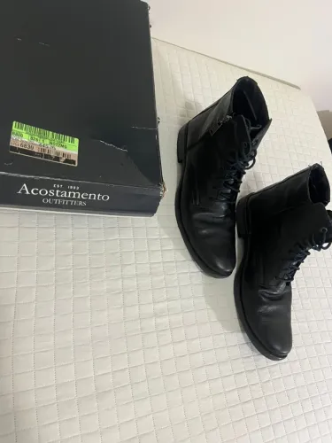 Bota preta em couro da Acostamento, cano alto, tamanho 43. Bico alongado.