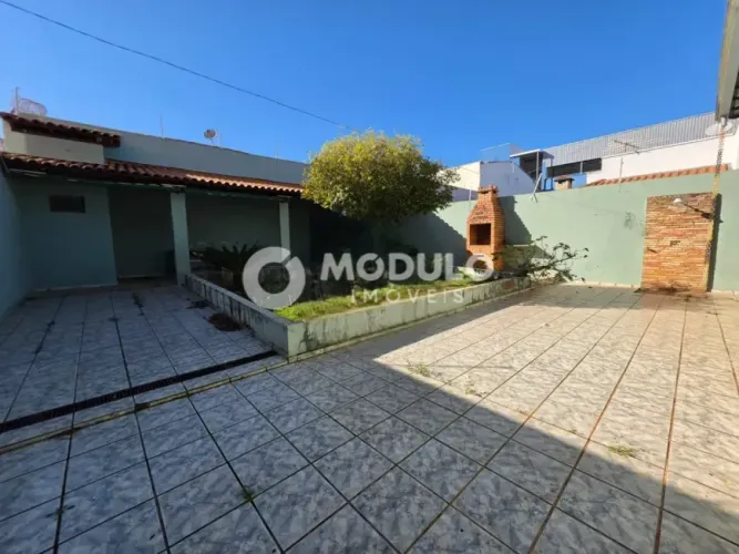 CASA RESIDENCIAL à venda, 3 quartos, 1 suíte, 3 vagas, Santa Mônica - Uberlândia/MG