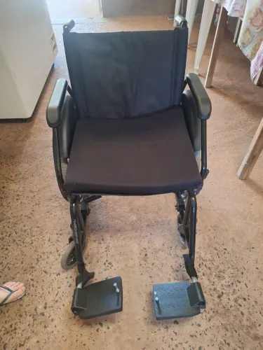 Vende se cadeira de rodas completa, apenas 2 meses de uso.