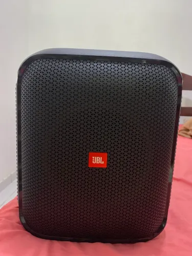 Caixa JBL encore semi nova pouco usada valor 1200 mas negociável 