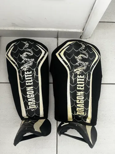 Caneleira Muay Thai Dragon Elite - Tamanho M
