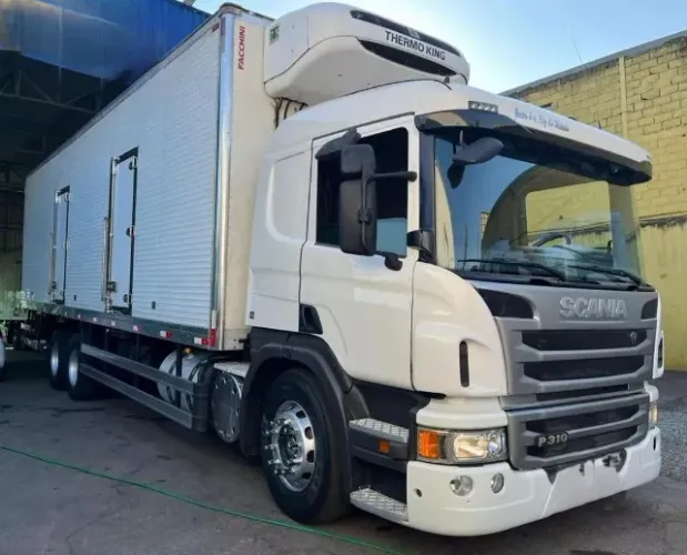 Scania P-310 Baú Refrigerado 2015.