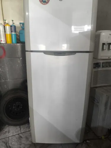 Vendo geladeira Frost Free funcionando perfeitamente 