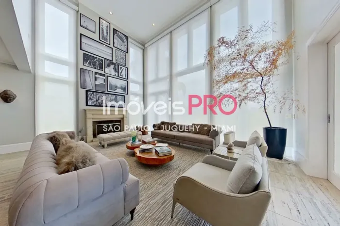 Casa "One of a kind", com 1.360m², com 3 suítes, 8 vagas no subsolo e uma bela vista.