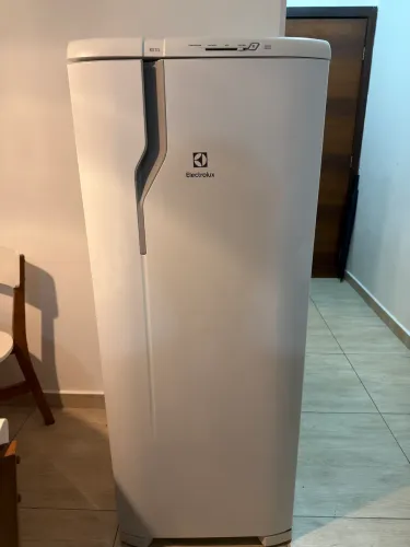 Geladeira Electrolux RE31 (pequena)
