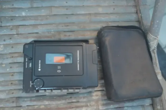  gravador cassete portátil da marca Sanyo, modelo TRC-1200