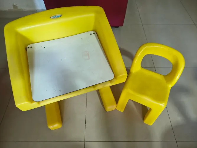 Vendo 1 conjunto infantil de mesa e cadeira marca Xalingo, por apenas R$ 80,00