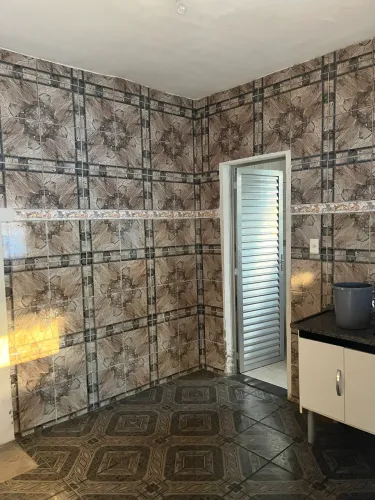 ESPAÇO por 1100$ Imperdível ( ; APENAS UMA COZINHA e um BANHEIRO no Espaço!!