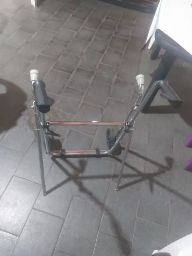 andador articulado com rodas e apoio de antebraço