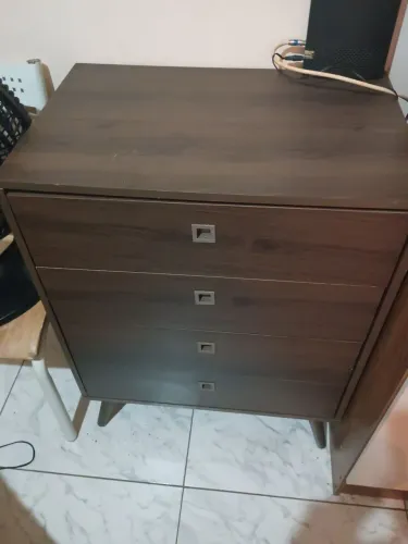 Cômoda 4 gavetas com pé 