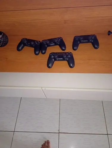 Controles de ps4 usados, originais falsos e quebrados para retirada de peças.