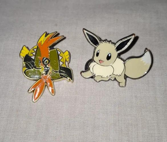 Pin Evee radiante + Tapu Koko Original - Pokémon TCG
