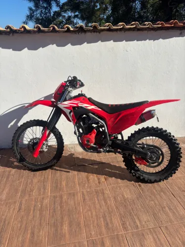 Crf 250 F lotada de acessórios 