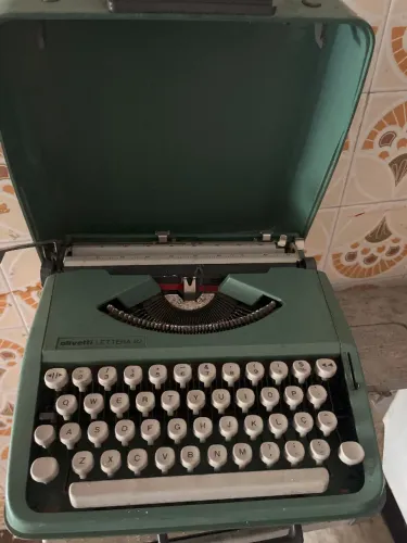 Maquina de escrever Antiga - Olivetti Lettera 82