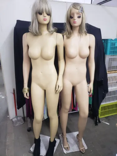 2 manequins expor