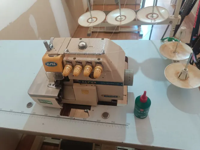 Vende-se  três máquina de costura 