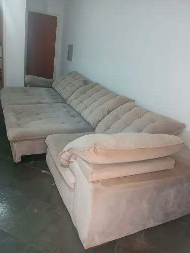 DESAPEGO - VENDO SOFÁ RETRÁTIL E RECLINÁVEL, COR BEGE ATE 4 LUGARES, MEDIDA 2,30 X 3,50