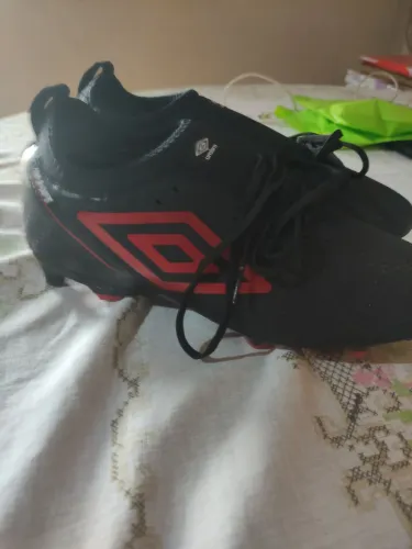 Chuteira umbro usada