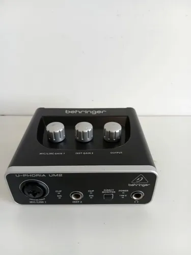 Interface de Áudio Behringer U-Phoria UM2