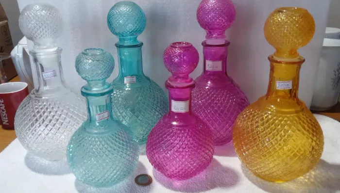 Antigas licoreiras em vidro bico de jaca coloridas