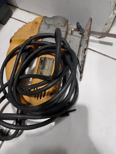 serra tico-tico elétrica DeWalt DW317K.