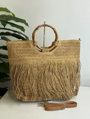 Bolsa de Palha com Franjas e Alças de Madeira - Estilo Praia