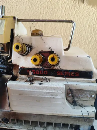 Máquina Overloque Singer 