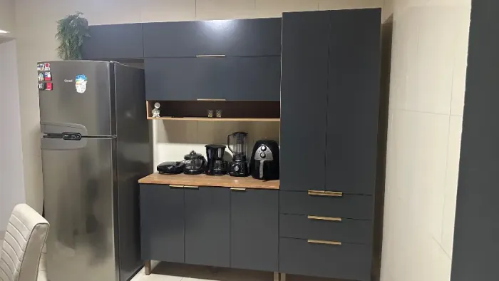 Vendo armário de cozinha semi novo, apenas dois meses de uso. Motivo da venda: mudanca