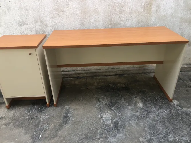 Mesa para escritório com armarinho conjunto