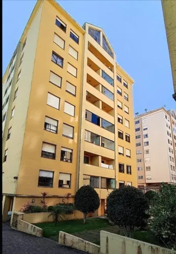 Imperdível! ?Apartamento de 3 quartos, garagem coberta e cozinha mobiliada.