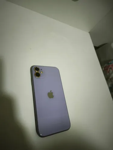 iPhone 11 na cor roxa com 128GB de memória e saúde dabateria 75% acompanhado com 7 capas
