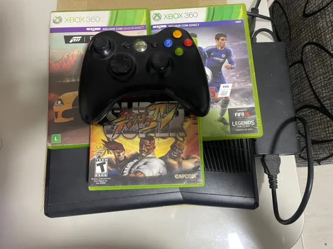 Vende-se Xbox 360 slim acompanha 3 jogos, FIFA 16, Forza Horizon 1, super street fighter