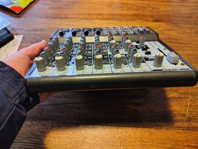 Mesa de som Behringer 1202