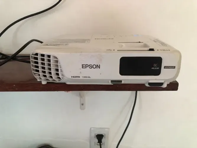 Projetor Epson PowerLite (Com Defeito na Lâmpada / Para Sucata ou Conserto)