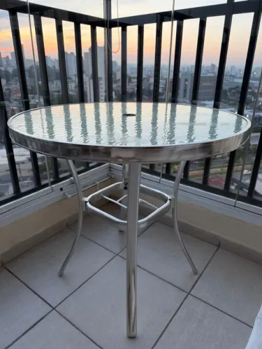 Mesa de alumínio redonda, tampo de vidro