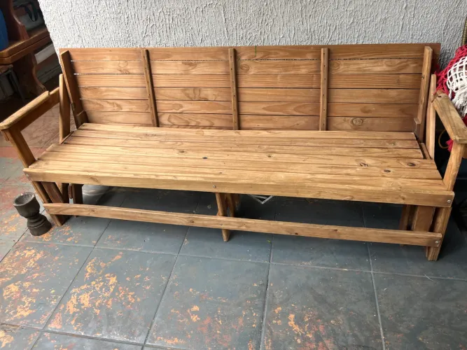Banco de madeira que vira mesa