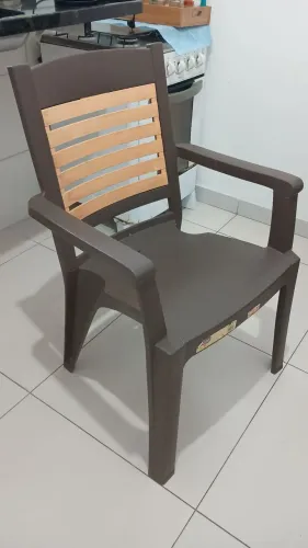 Cadeira plástica marrom