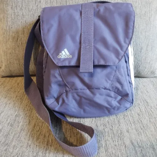 Bolsa roxa Adidas pequena com alça transversal casual esportiva