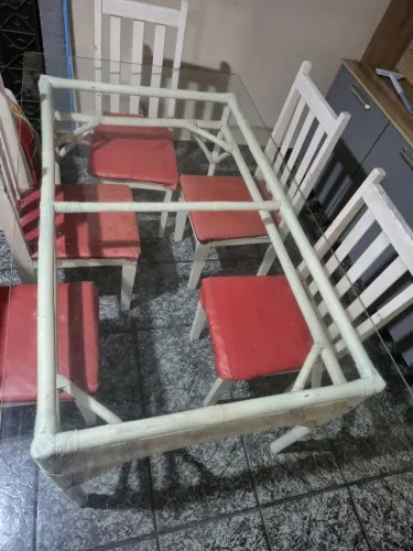 Vendo uma mesa de vidro