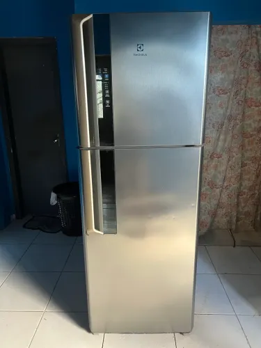 Vendo geladeira frost free funcionando perfeitamente