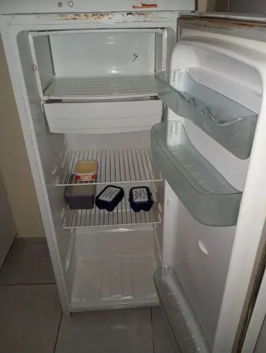 Vendo 2 camas praticamente novas e 1 geladeira usada. Só vendo tudo junto!