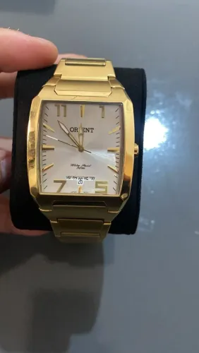 relógio Orient Masculino GGSS1007 com caixa retangular e pulseira dourada.