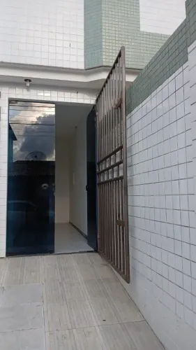 Casa com 4/4 sendo 03 suítes, de 2200,00 por 2000,00.