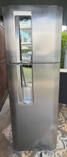 Geladeira em Inox Eletrolux frost free 320 L