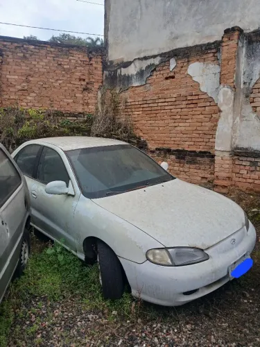 Elantra 97 com baixa no documento, vendo o carro como todo