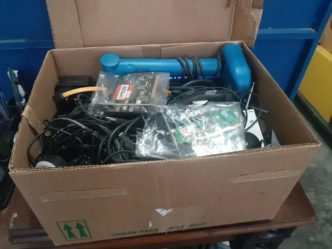 Caixa de coisas eletrônicos fios e outros