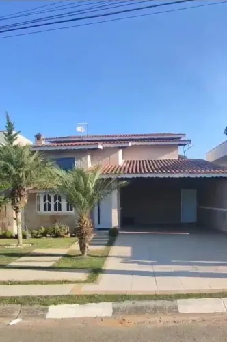 Casa com piscina, churrasqueira em condomínio fechado