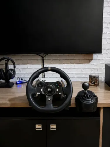 Volante Logitech G920 com câmbio e pedais - compatível com PC e Xbox
