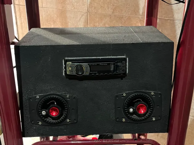 Vendo Caixa de som com 4 falantes
