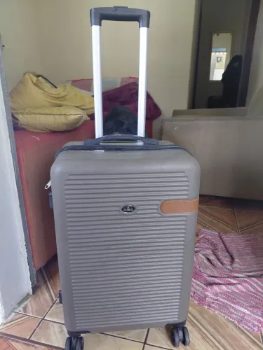 Mala grande Ago ( em ótima condições)